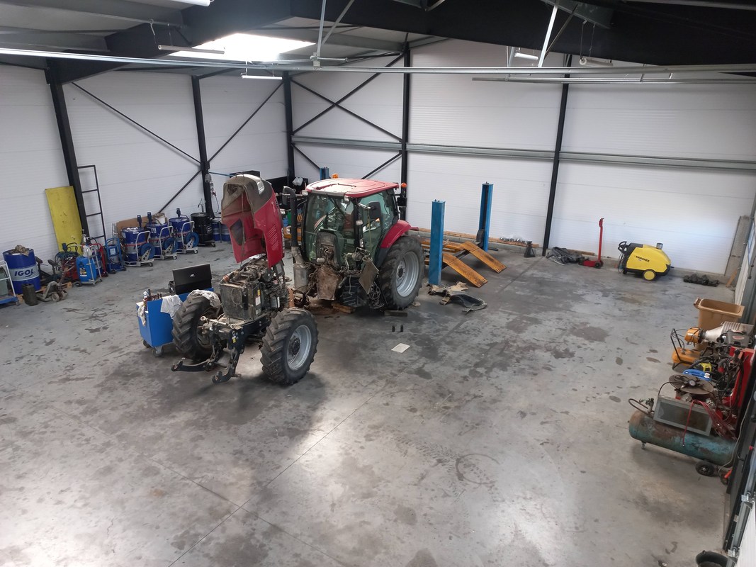 Tracteur en cours de préparation dans l’atelier Occasion-Pro