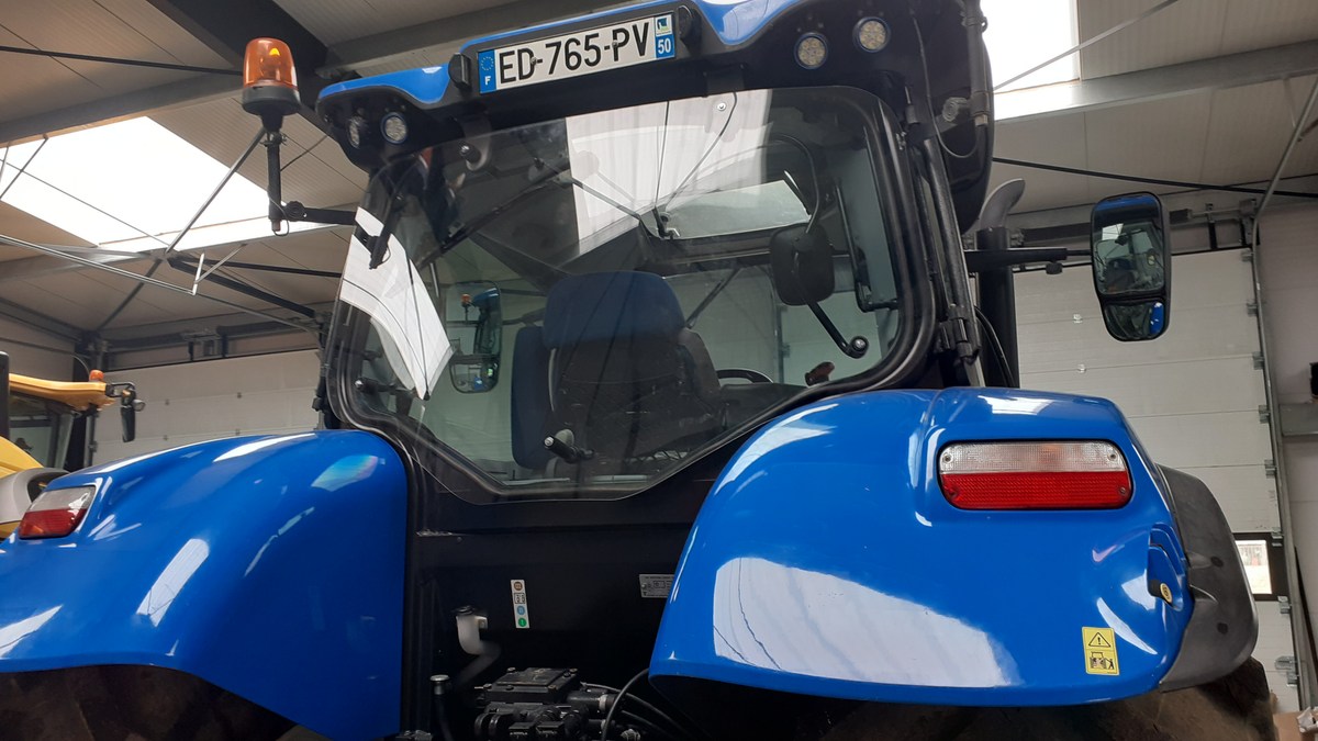Protection de vitre montée sur un tracteur